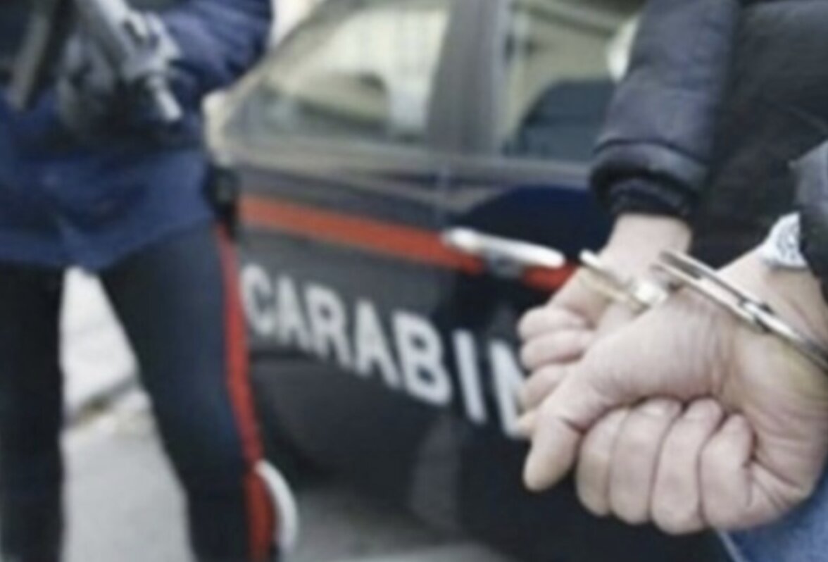 Manerbio: arrestato un 48enne per minacce alla madre con falce e sega