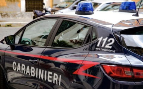 Un giovane di 24 anni arrestato per aggressione alla madre con oggetti