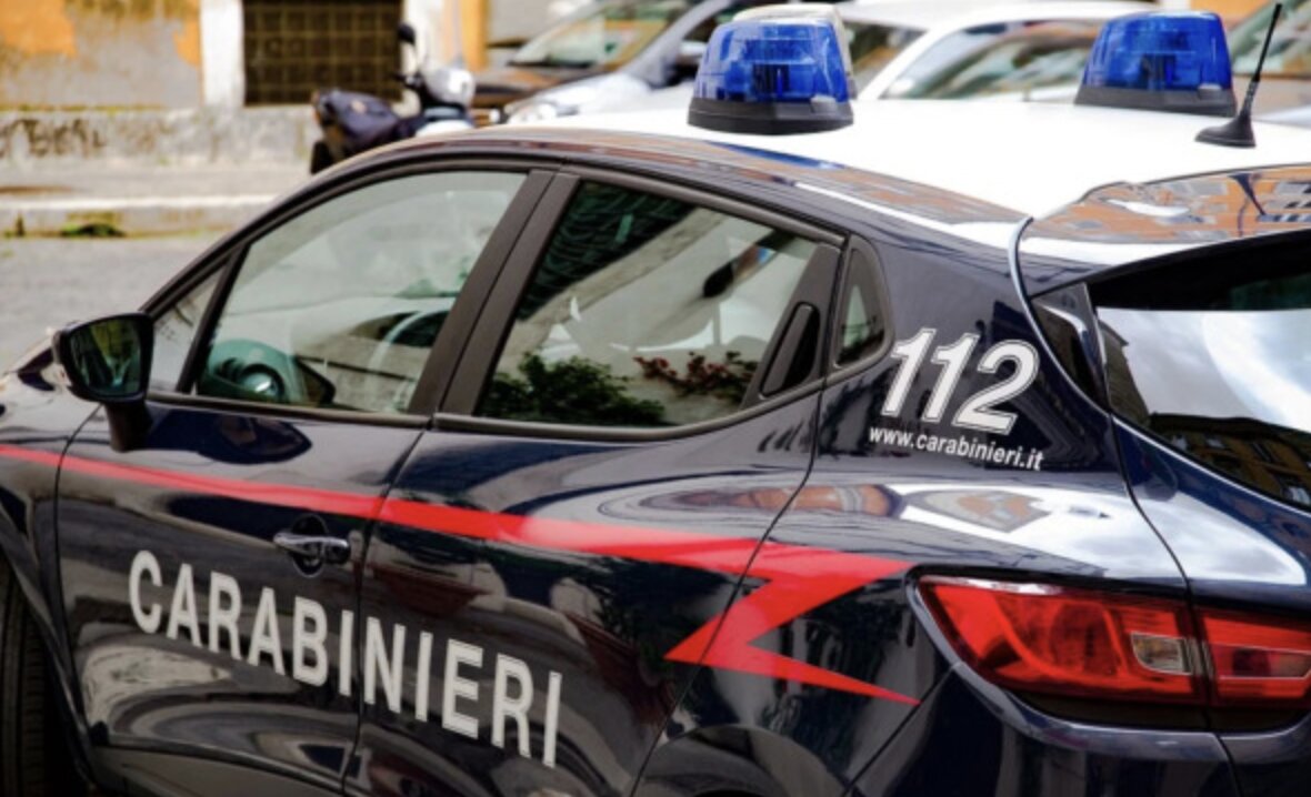 Un giovane di 24 anni arrestato per aggressione alla madre con oggetti