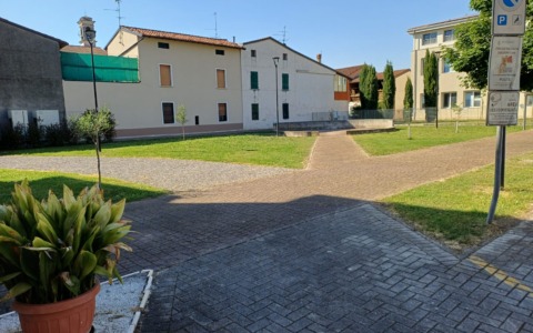 Barbariga: yoga dolce per la terza età al parco Don Luigi Andeni