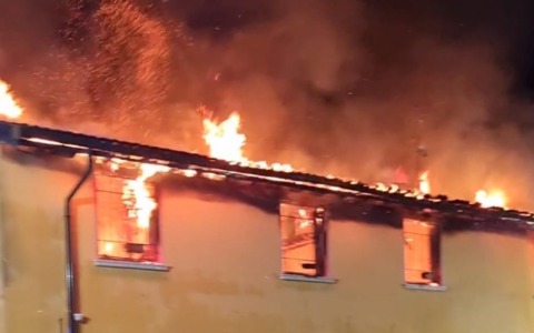 Incendio in un casolare a Monticelli d’Oglio: solo il piano terra risparmiato, immobile sotto sequestro