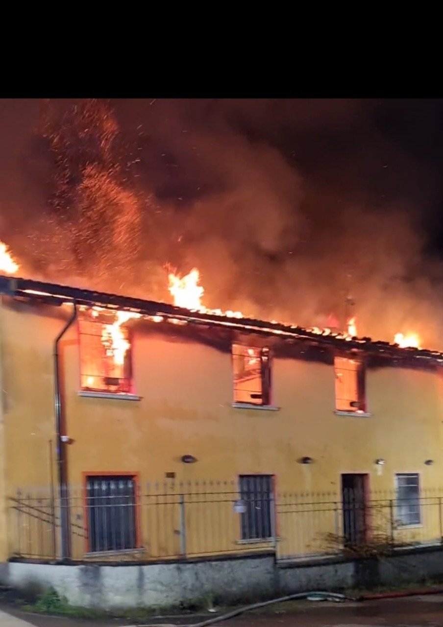 Incendio in un casolare a Monticelli d’Oglio: solo il piano terra risparmiato, immobile sotto sequestro
