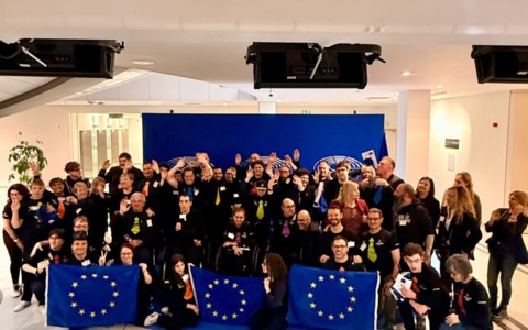 La Si può Fare Band incanta l’Europarlamento