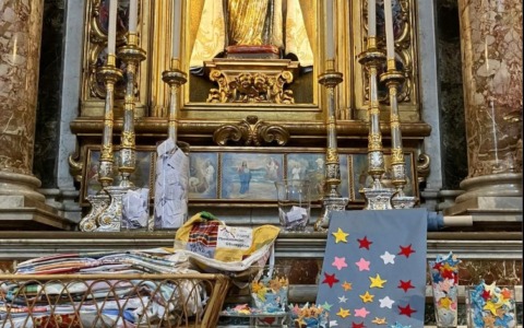 Nuovi ricami per il manto della Madonna del Rosario