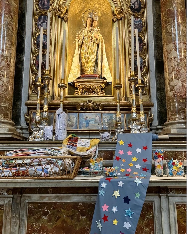Nuovi ricami per il manto della Madonna del Rosario