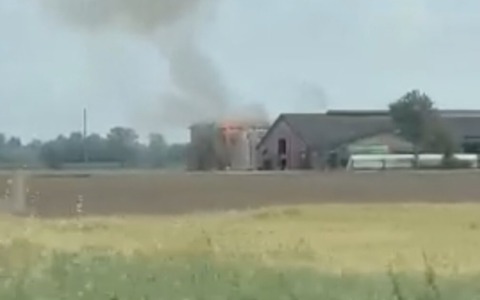 Fiamme in un capannone di fieno a Manerbio