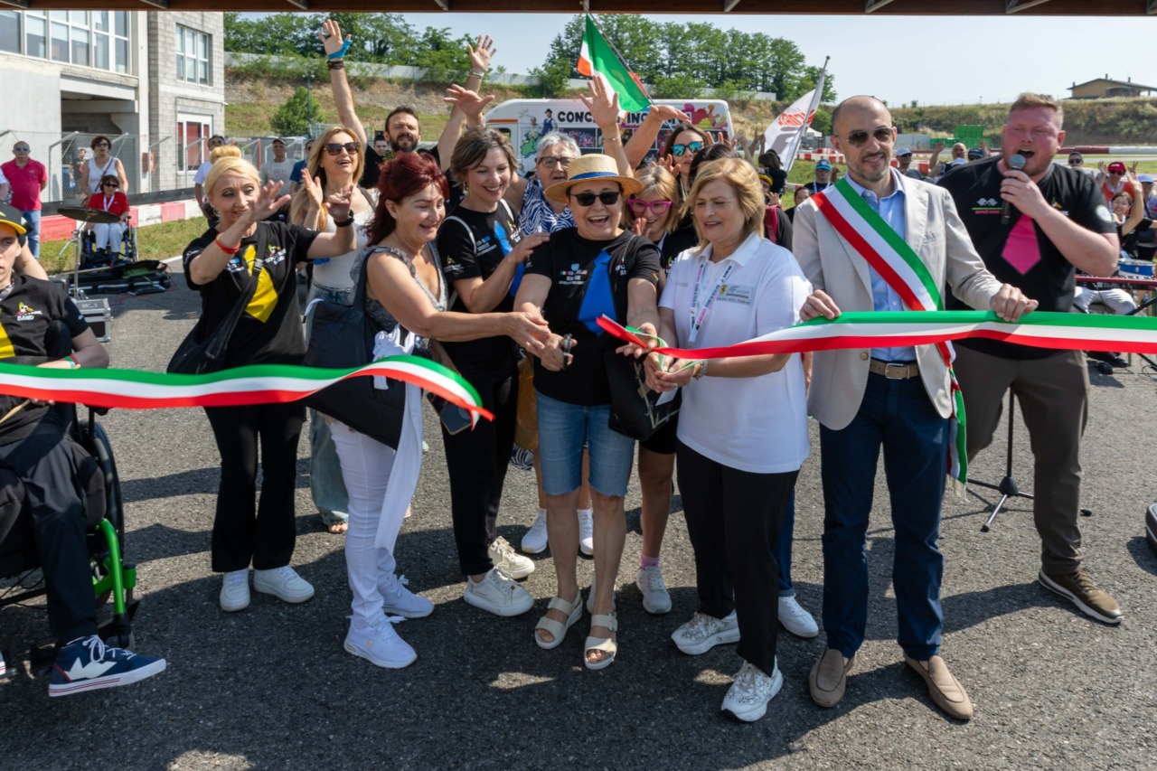 La Si può fare band in pista con i motori
