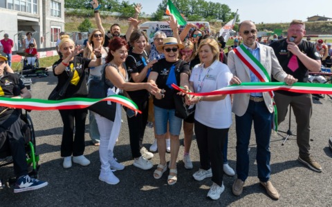 La Si può fare band in pista con i motori