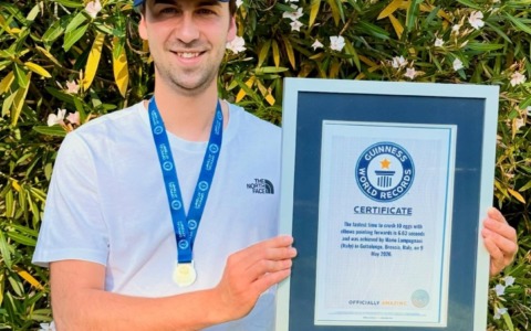 Mario Lampugnani rompe 10 uova con i gomiti e conquista un nuovo Guinness