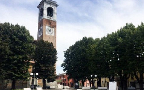 Quattro ragazzi sfidano le auto per un selfie a Manerbio