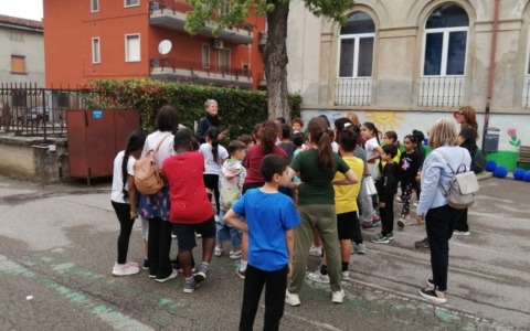 Il sindaco e gli studenti contro le deiezioni canine