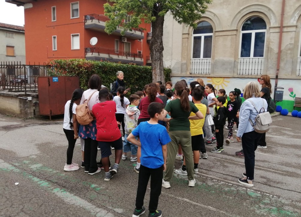 Il sindaco e gli studenti contro le deiezioni canine