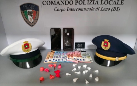 Leno: arrestato pusher con oltre venti dosi di cocaina e contante