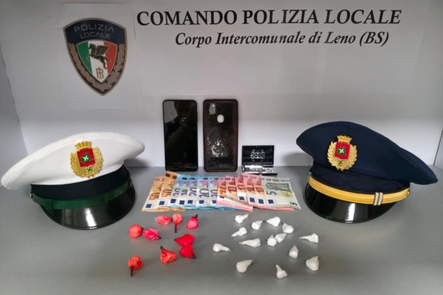 Leno: arrestato pusher con oltre venti dosi di cocaina e contante