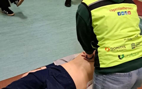 Un giovane salvato grazie al massaggio cardiaco del vicino