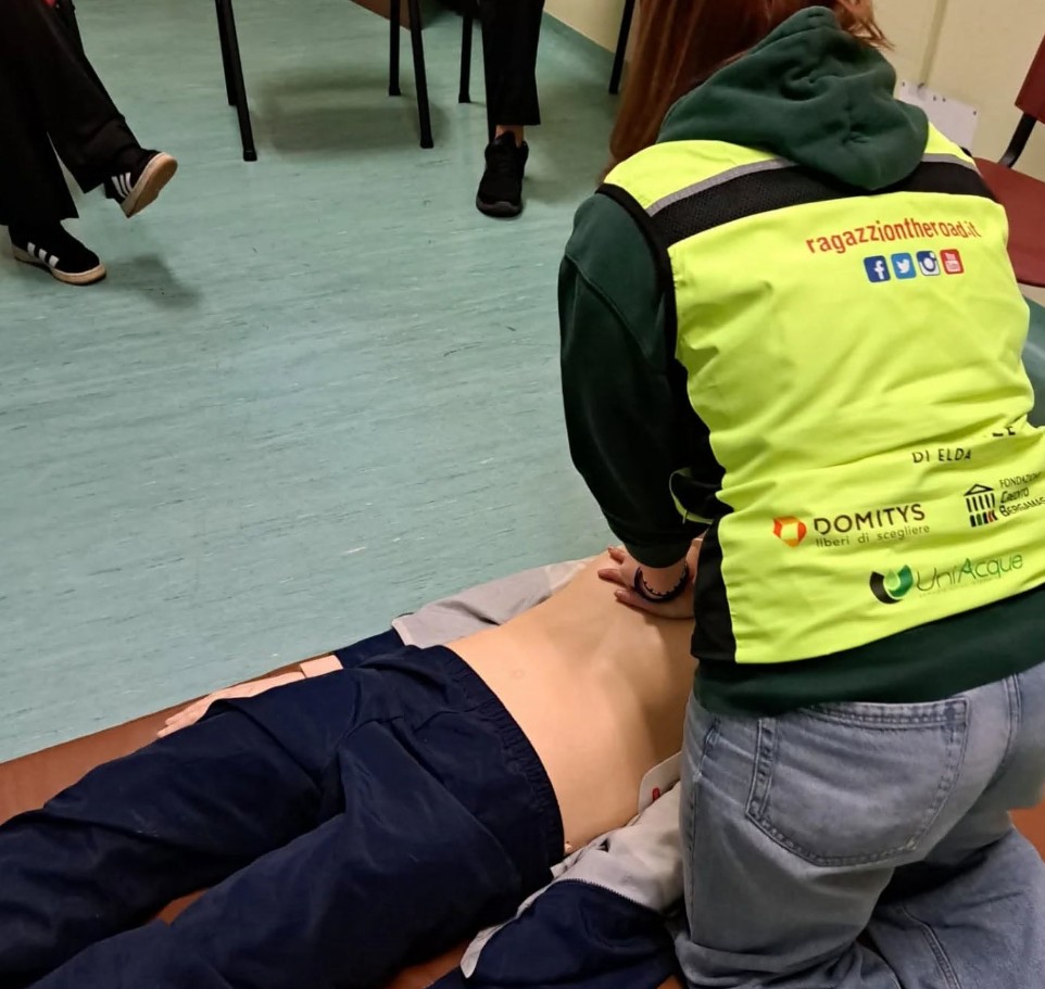 Un giovane salvato grazie al massaggio cardiaco del vicino